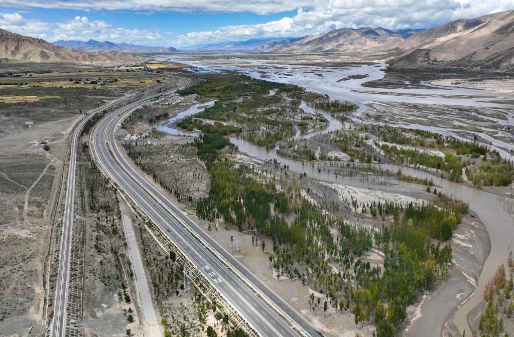 Comprehensive transportation network boosts development in Xizang