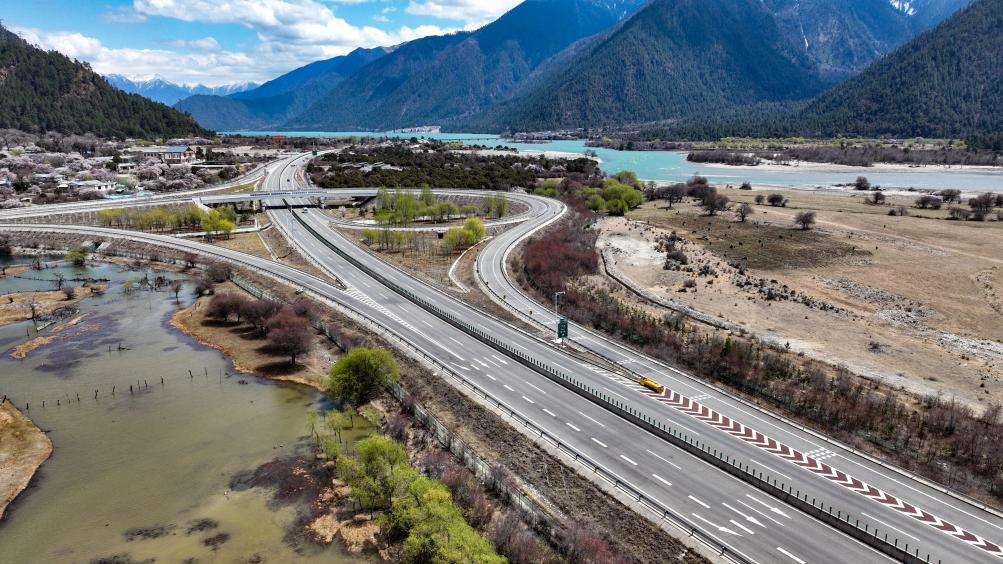 Comprehensive transportation network boosts development in Xizang