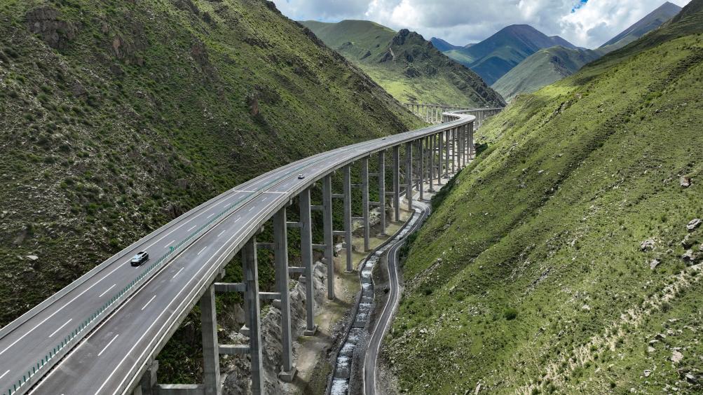 Comprehensive transportation network boosts development in Xizang