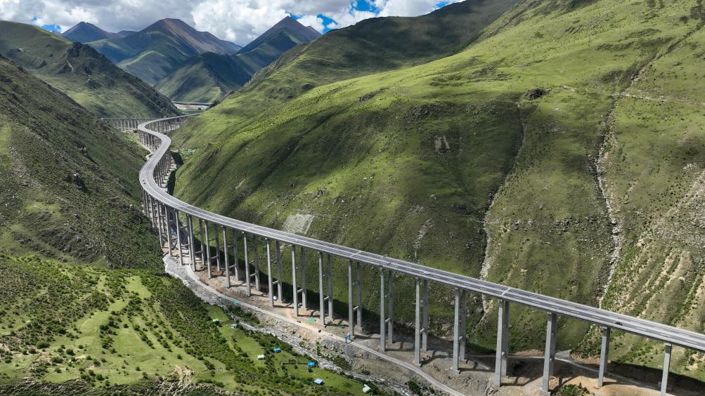 Comprehensive transportation network boosts development in Xizang