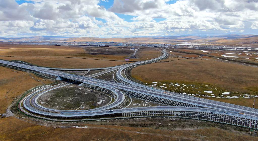 Comprehensive transportation network boosts development in Xizang