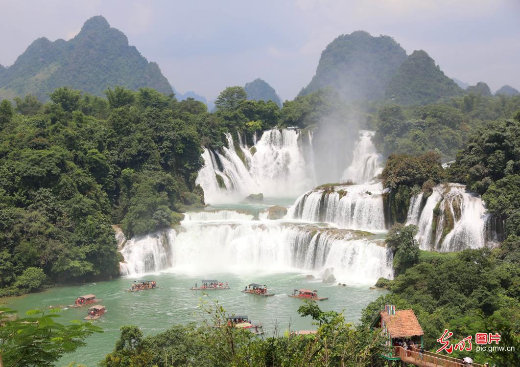 Detian waterfall sees peak tourist season