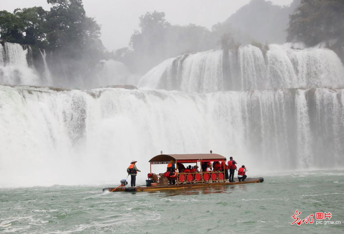 Detian waterfall sees peak tourist season