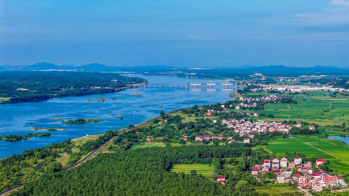 Picturesque scenery along Ganjiang River