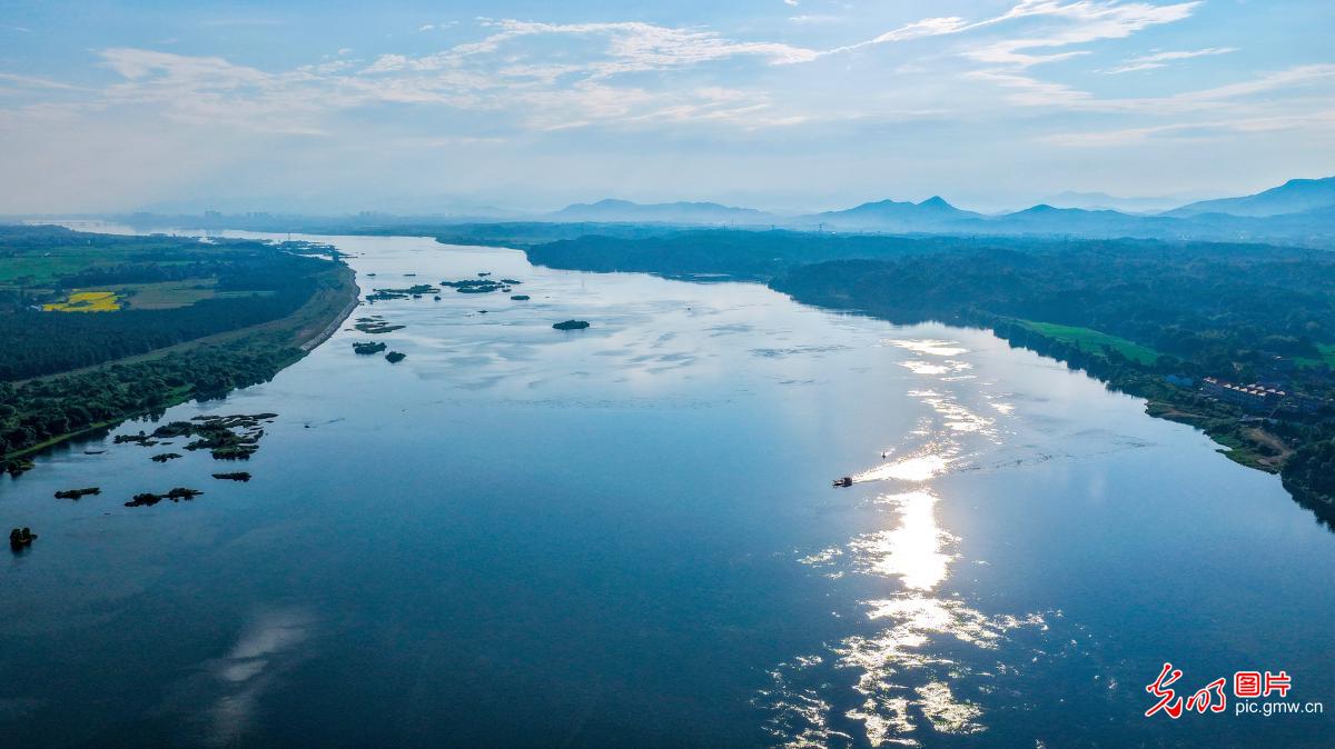 Picturesque scenery along Ganjiang River