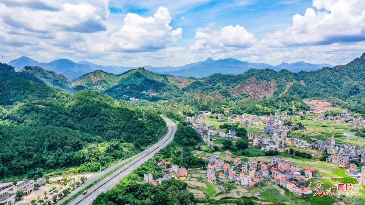 A charming early autumn rural landscape unfolds in S China's Guangxi