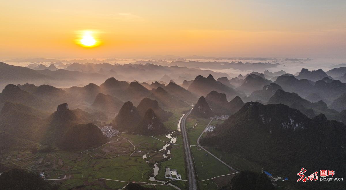 Countryside presents ink-painting-like scenery in S China