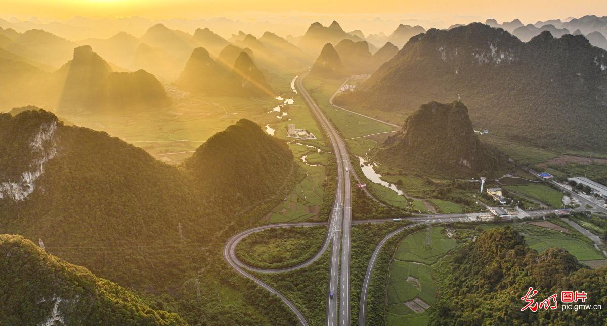 Countryside presents ink-painting-like scenery in S China