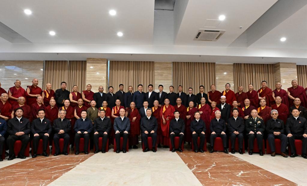 Xi urges concerted efforts for modernization when meeting representatives from across Xizang