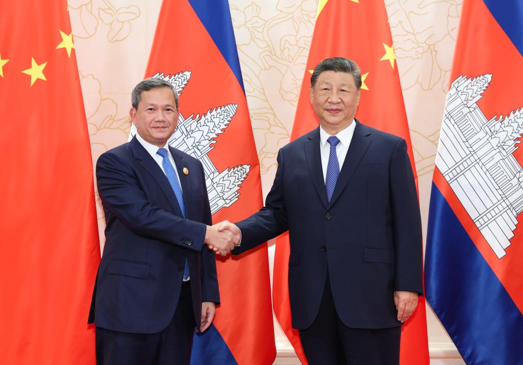 Xi meets Cambodian prime minister
