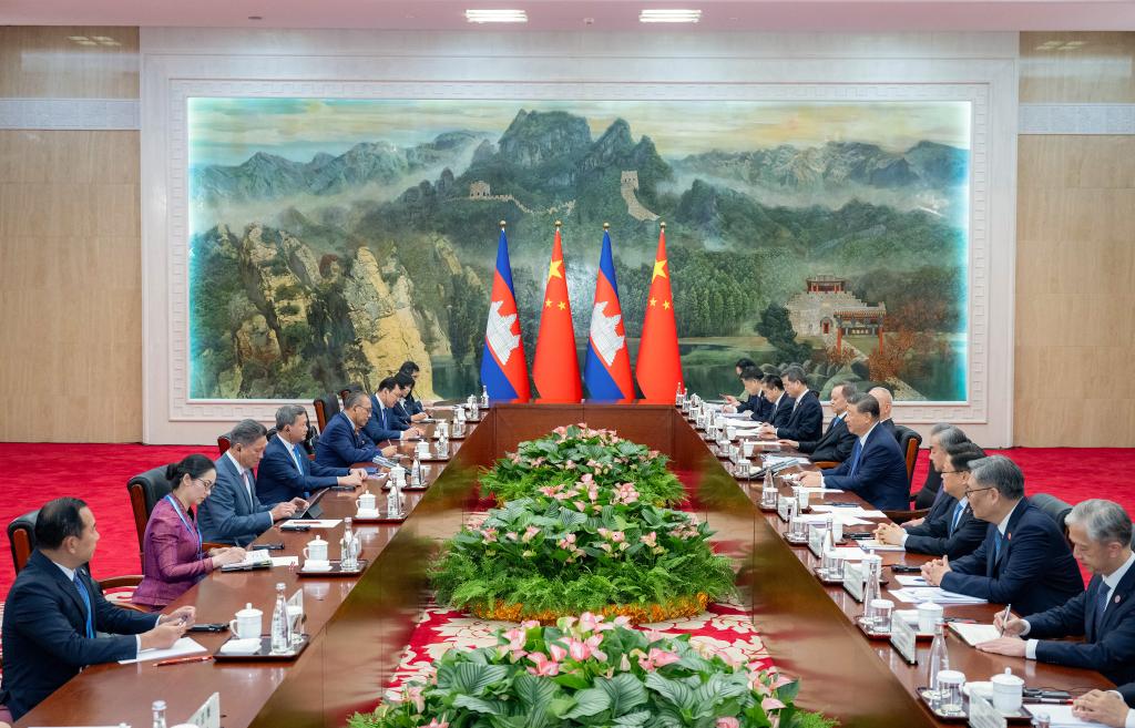 Xi meets Cambodian prime minister