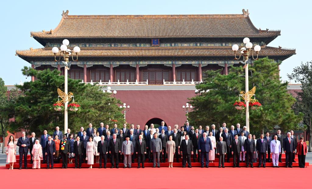 Xi greets foreign delegation heads to attend V-Day commemorations