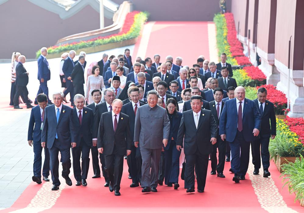 Xi greets foreign delegation heads to attend V-Day commemorations