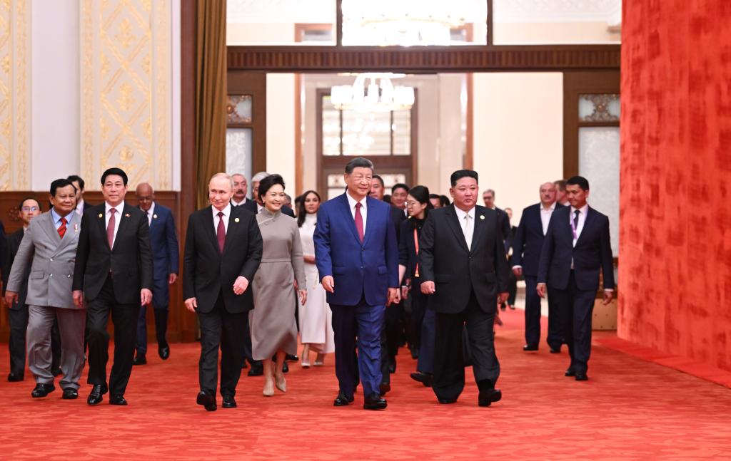 Xi addresses V-Day reception, stressing justice, peace, people's strength