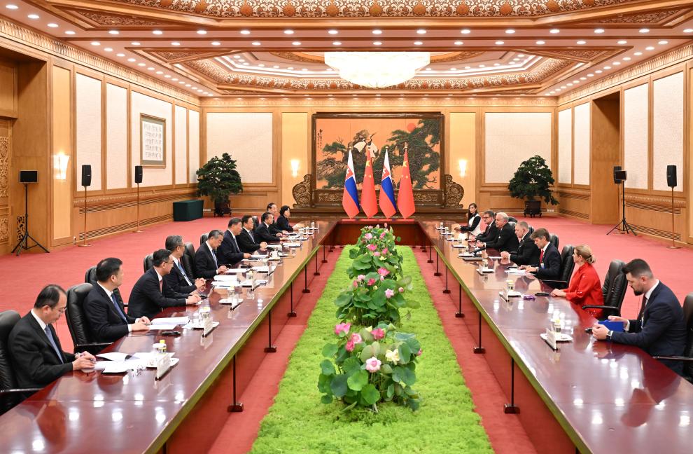 Xi meets Slovak prime minister