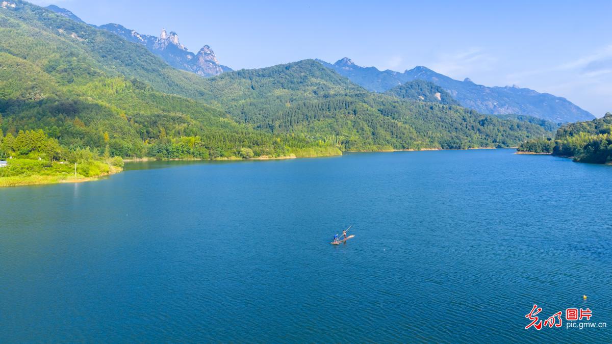 Misty lake in E China's Anhui presents picturesque scenery