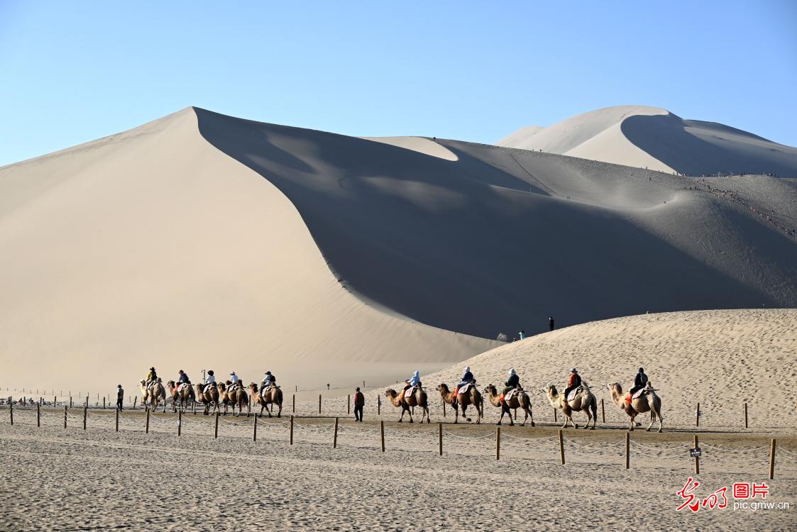 Tourists enjoy desert landscape in NW China's Gansu