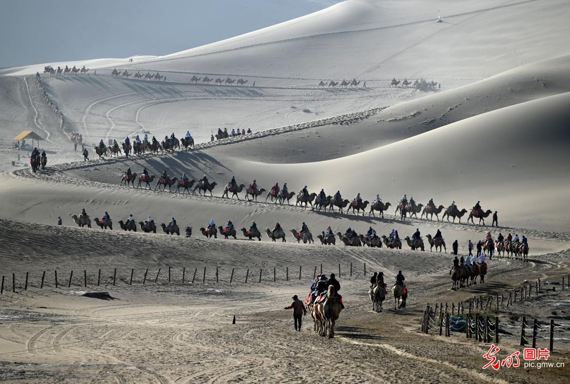 Tourists enjoy desert landscape in NW China's Gansu