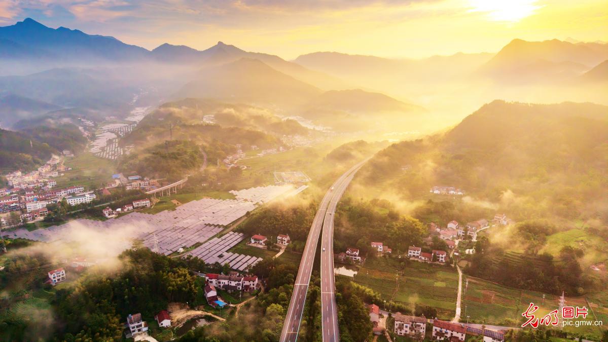 Morning mist unveils picturesque rural scene in central China's Hubei