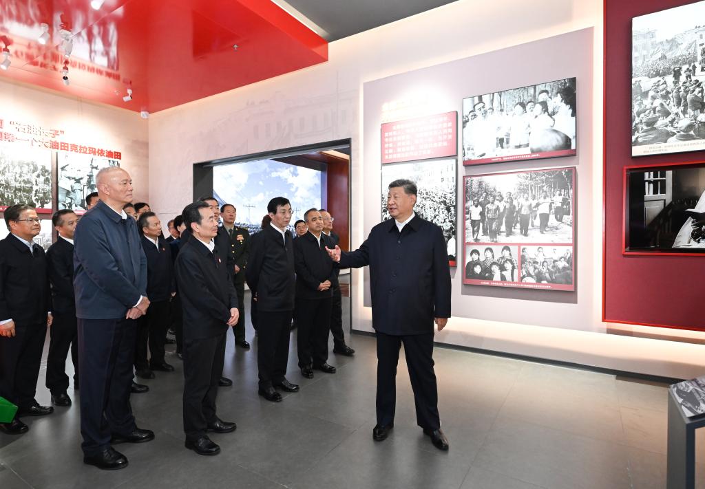 Xi visits exhibition marking 70th founding anniversary of Xinjiang Uygur Autonomous Region