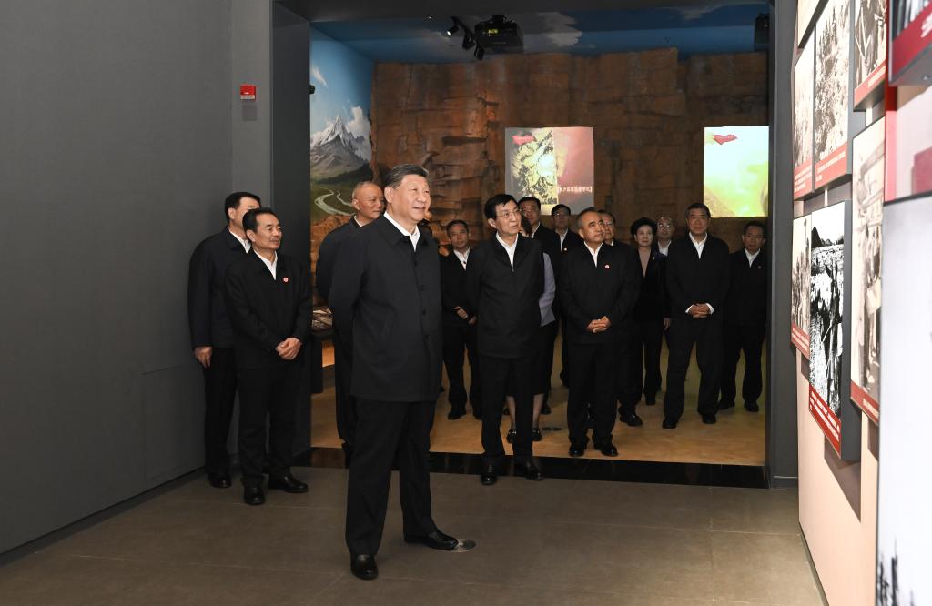 Xi visits exhibition marking 70th founding anniversary of Xinjiang Uygur Autonomous Region