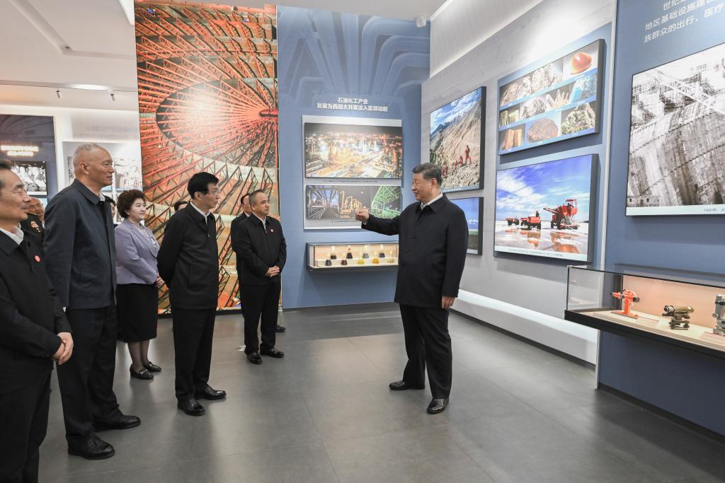 Xi visits exhibition marking 70th founding anniversary of Xinjiang Uygur Autonomous Region