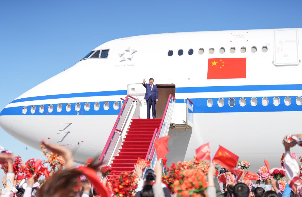 Xi leaves for Beijing after attending celebrations for Xinjiang Uygur Autonomous Region's 70th founding anniversary