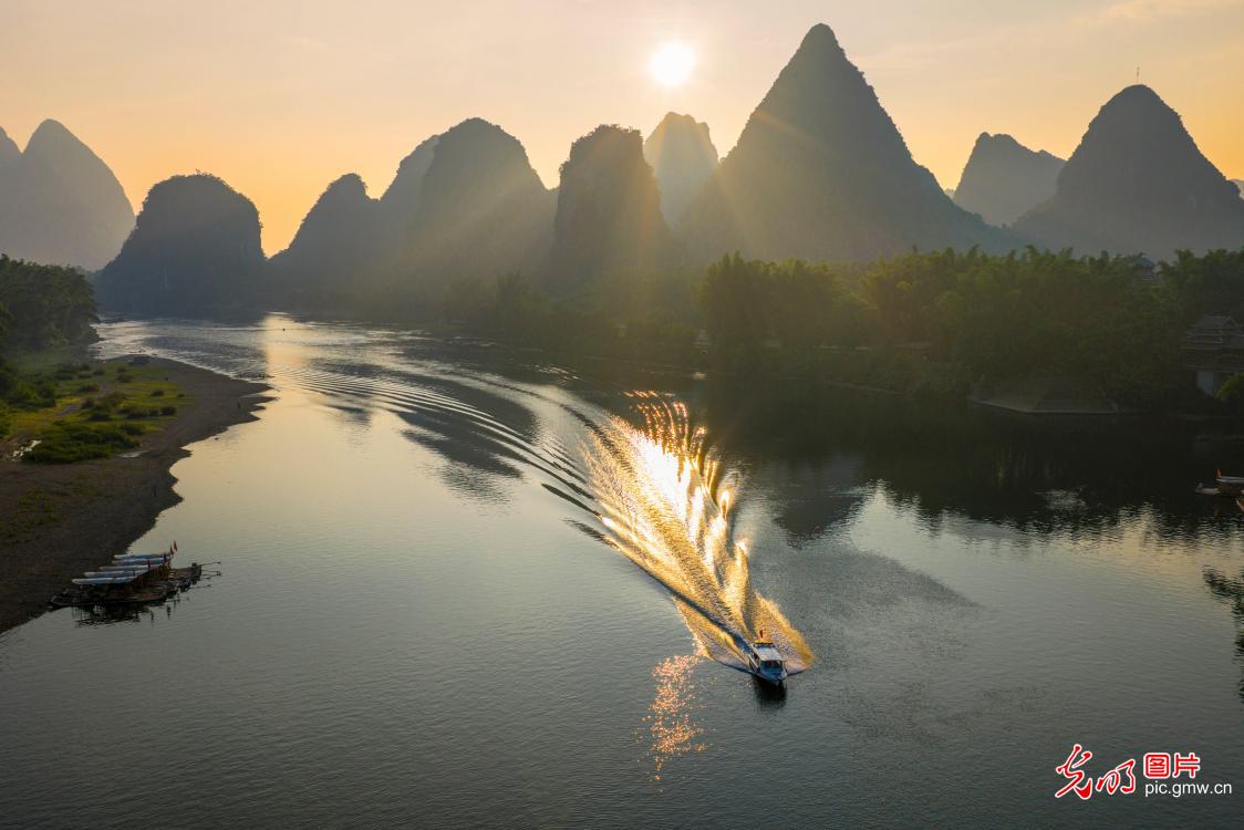 Sunrise gilds the Lijiang River in S China's Guangxi