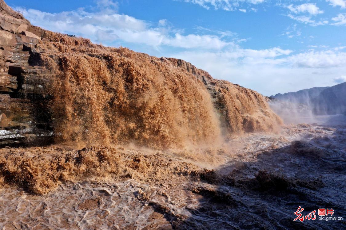 Tourists admire Hukou Waterfall in N China's Shanxi