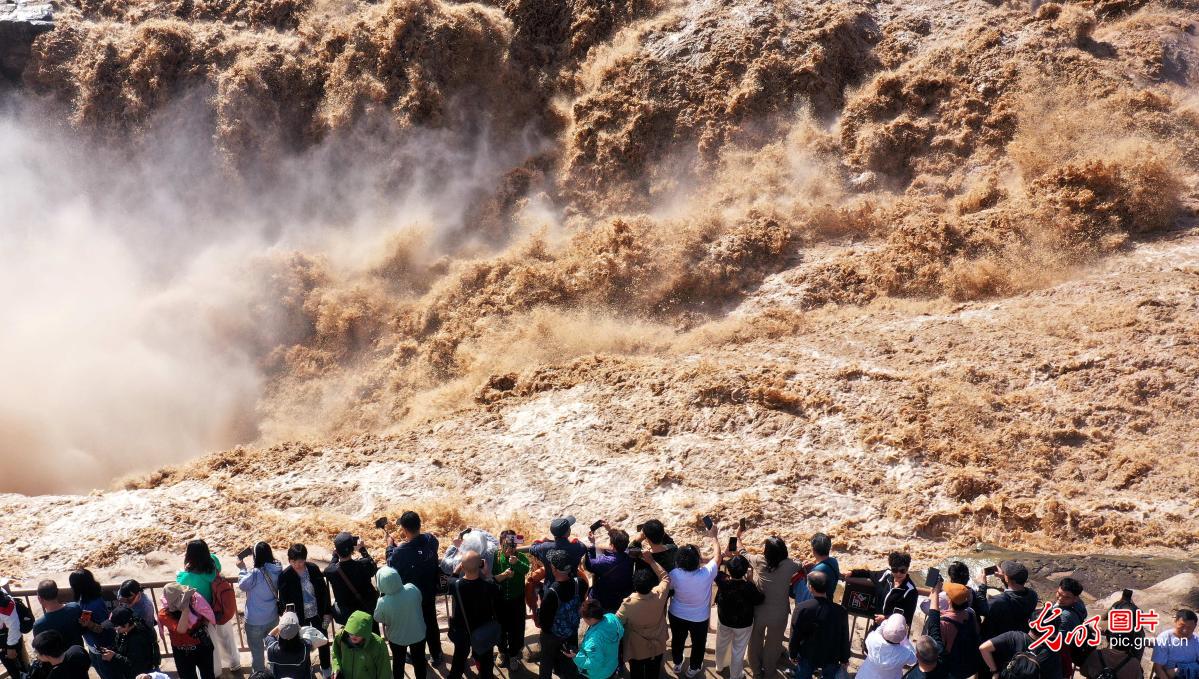 Tourists admire Hukou Waterfall in N China's Shanxi