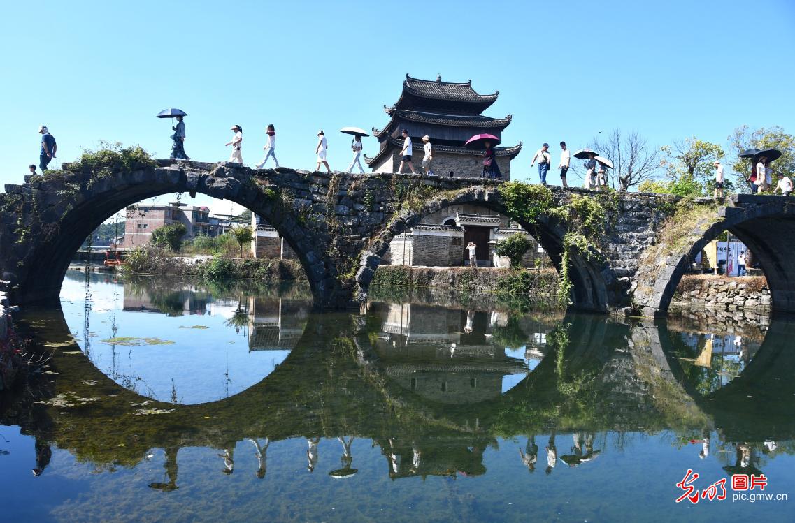 Tourists visit Shanggantang Ancient Village in C China's Hunan