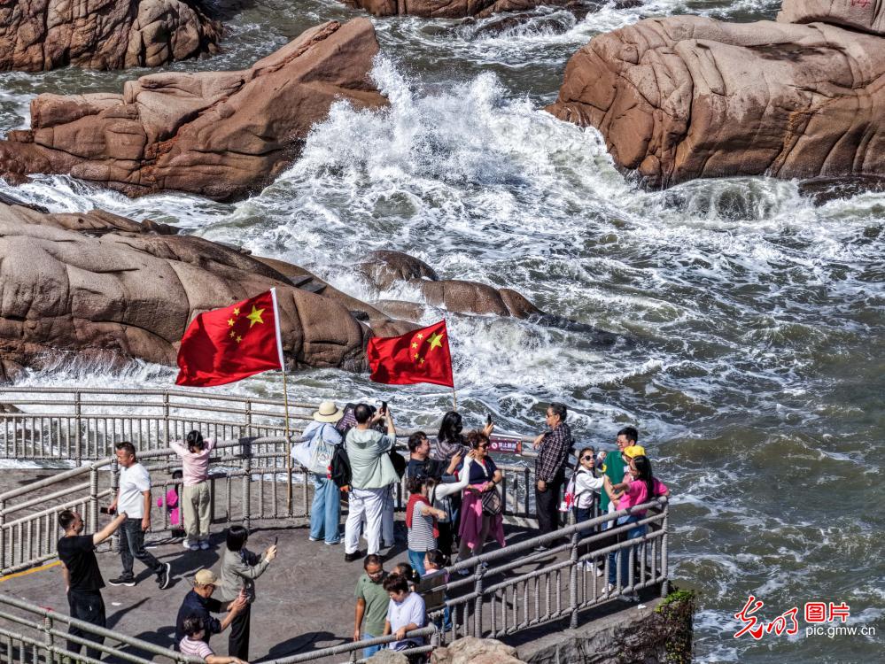 Cross-sea cableway ride gains popularity in E China's Shandong