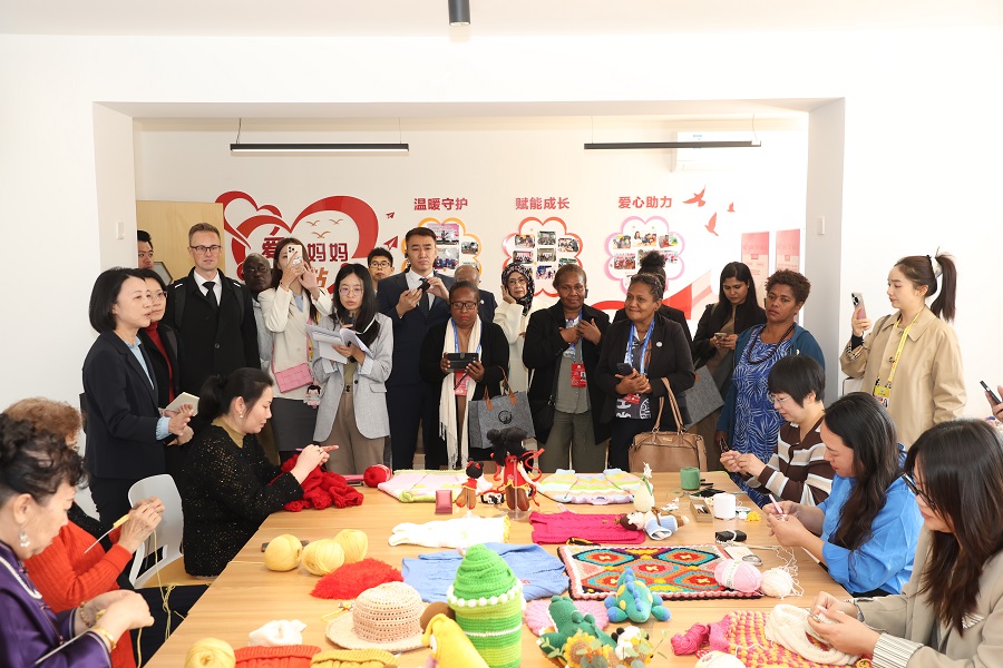 Global Leaders' Meeting on Women: Delegates explore Beijing's community services for women and children