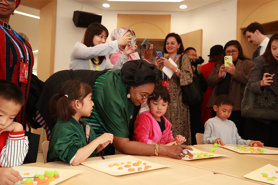 Global Leaders' Meeting on Women: Delegates explore Beijing's community services for women and children