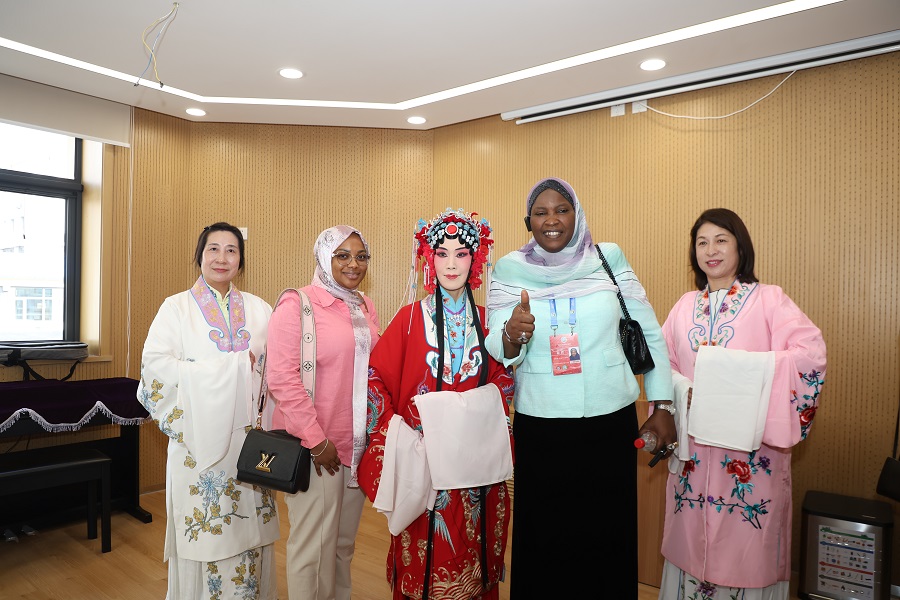 Global Leaders' Meeting on Women: Delegates explore Beijing's community services for women and children