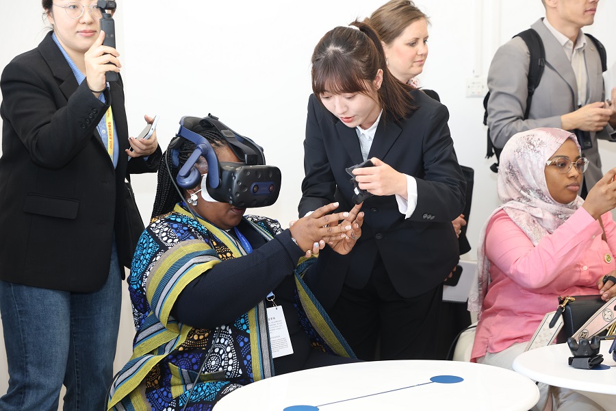 Global Leaders' Meeting on Women: Delegates explore Beijing's community services for women and children