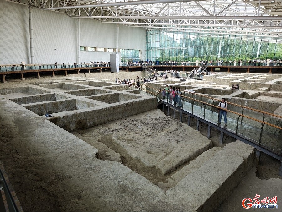 Visitors explore Chengdu's Jinsha Site Museum ahead of temporary closure