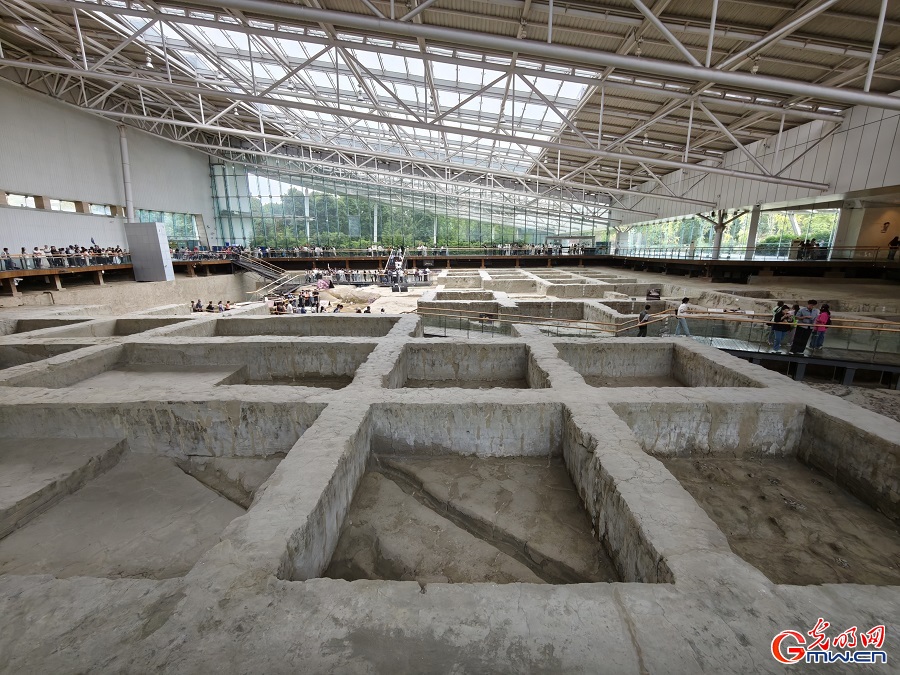 Visitors explore Chengdu's Jinsha Site Museum ahead of temporary closure