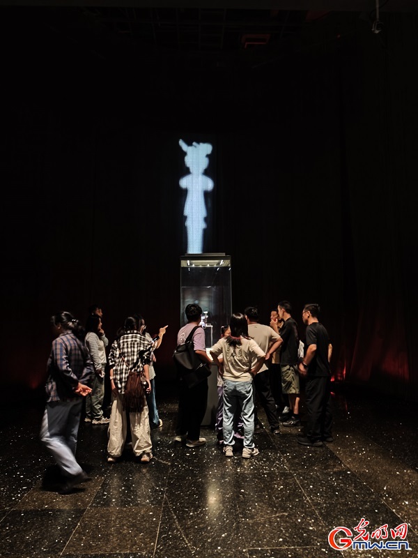 Visitors explore Chengdu's Jinsha Site Museum ahead of temporary closure