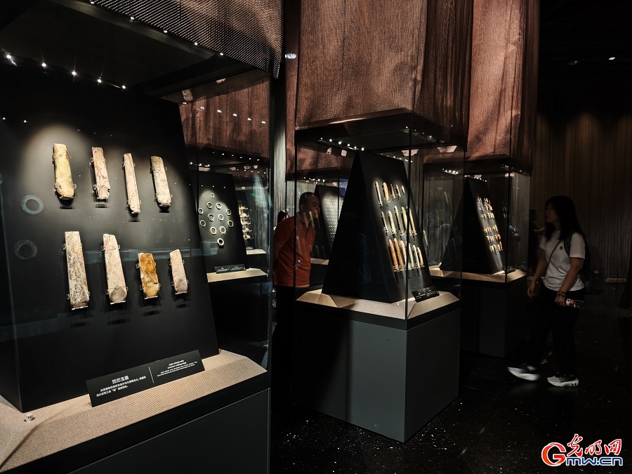 Visitors explore Chengdu's Jinsha Site Museum ahead of temporary closure