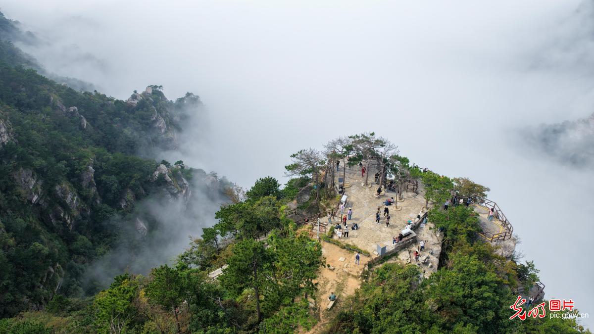 Magnificent Lushan enveloped in autumn splendor Magnificent Lushan enveloped in autumn splendor