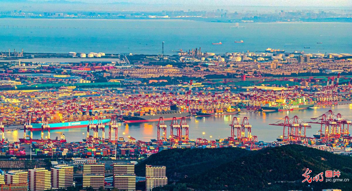 Bustling container operations in E China's Qingdao Port Bustling container operations in E China's Qingdao Port