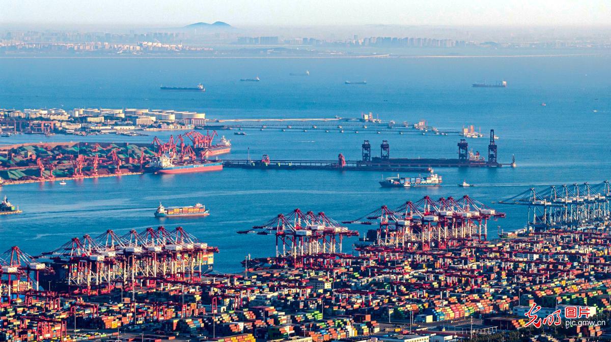Bustling container operations in E China's Qingdao Port Bustling container operations in E China's Qingdao Port