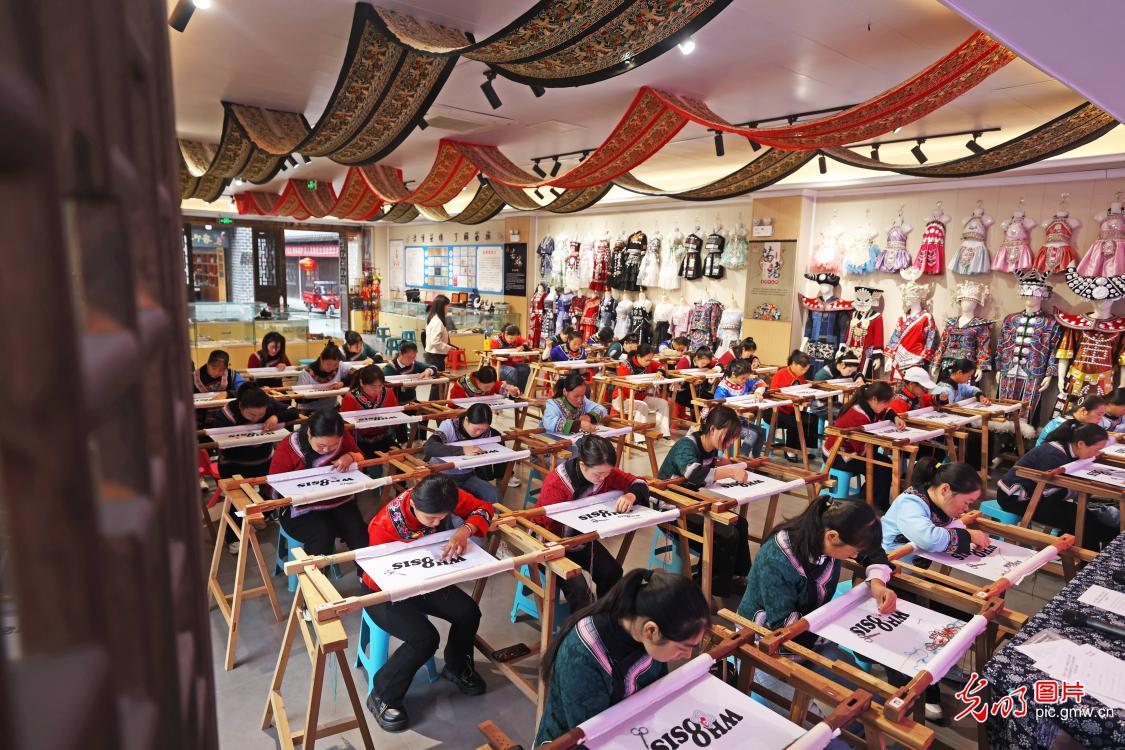 Miao embroidery skills competition carried out in SW China's Chongqing Miao embroidery skills competition carried out in SW China's Chongqing