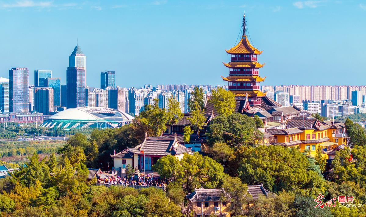 Crowds climb high for Double Ninth Festival in E China's Jiangsu Crowds climb high for Double Ninth Festival in E China's Jiangsu