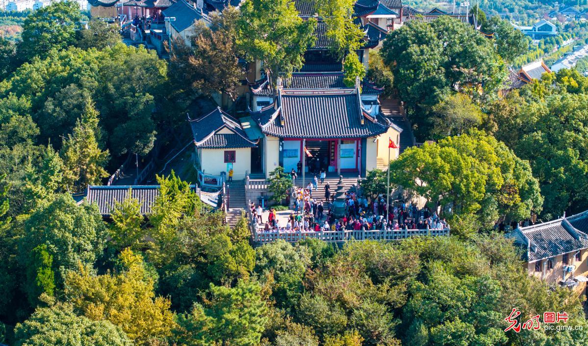 Crowds climb high for Double Ninth Festival in E China's Jiangsu Crowds climb high for Double Ninth Festival in E China's Jiangsu