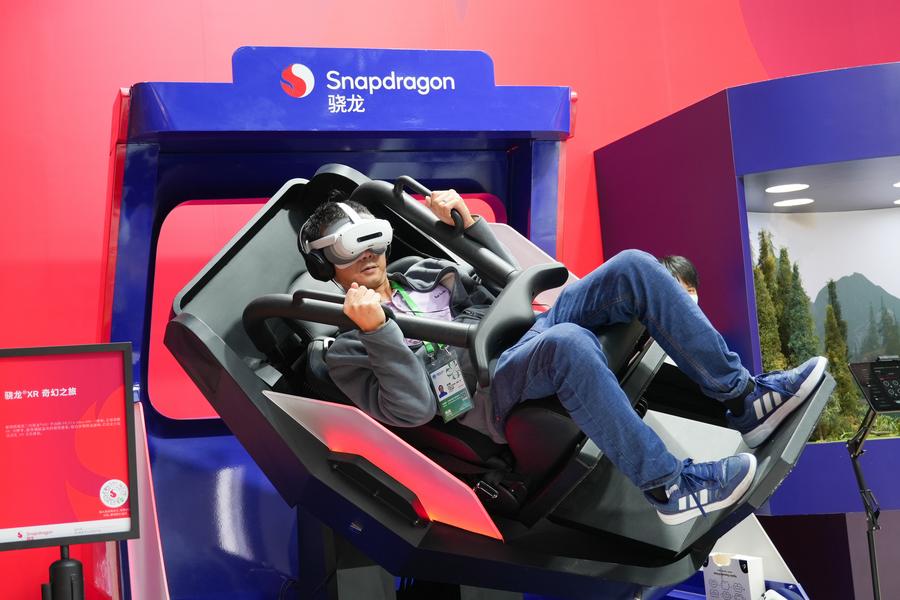 Cutting-edge technologies attract visitors at 8th CIIE