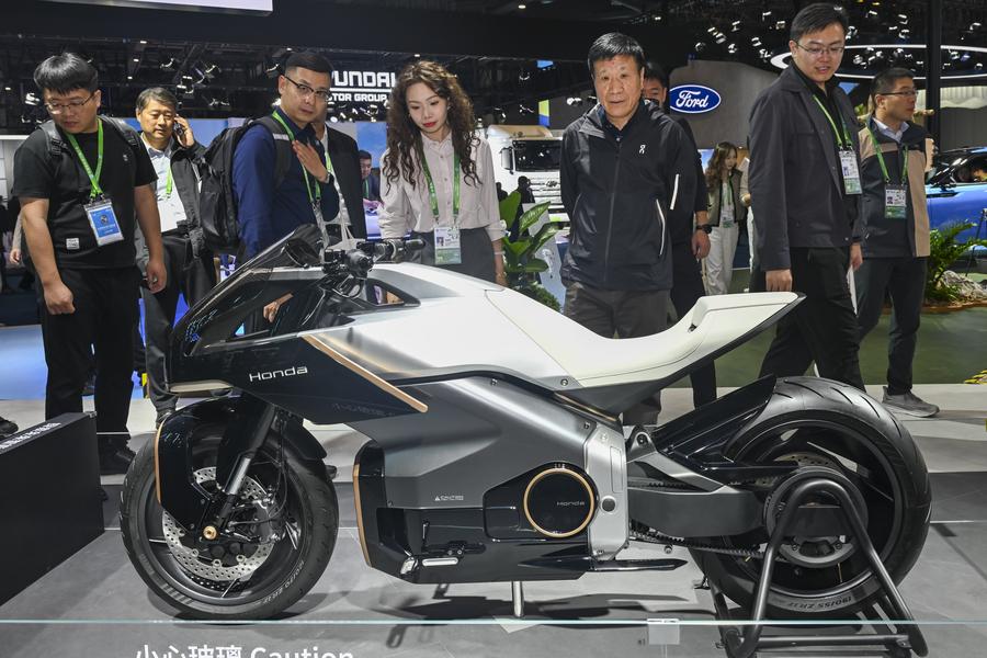 Cutting-edge technologies attract visitors at 8th CIIE