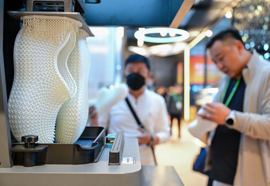 Cutting-edge technologies attract visitors at 8th CIIE