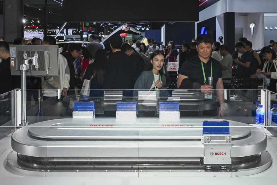 Cutting-edge technologies attract visitors at 8th CIIE